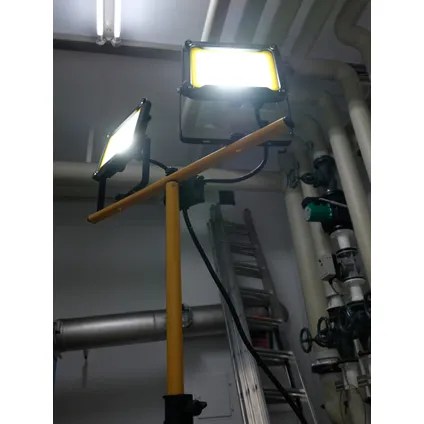Projecteur LED Brennenstuhl Jaro + trépied 1870 lumen 2,5m H07RN-F 3G1,0 6