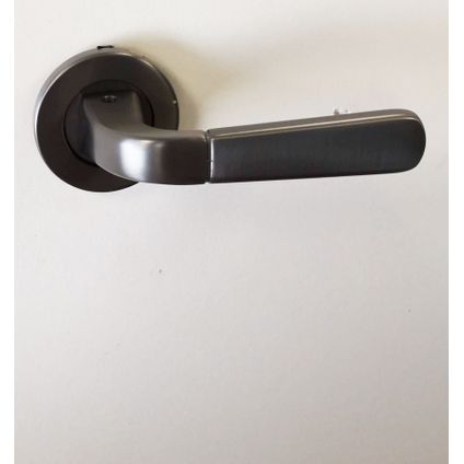 Bertomani deurklink 6915 + rozetten en sleutelplaten wapenblank