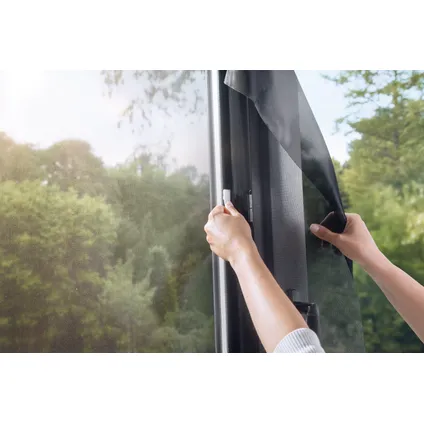 Filtre anti-pollen Tesa pour fenêtres qui s’ouvrent vers l’intérieur anthracite 130x150cm 6