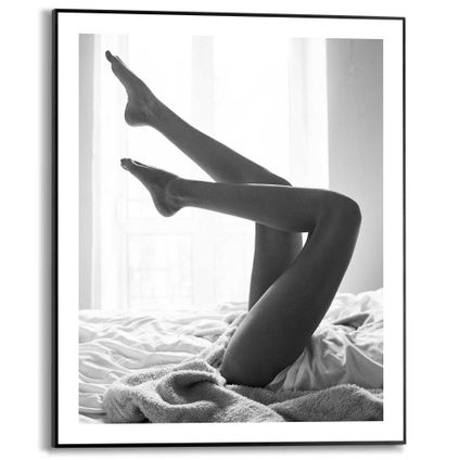 Schilderij Vrouw Bed - Relax - Benen - Slapen - Elegant  - Slim Frame 40 x 50 cm MDF Zwart-Wit