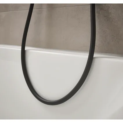L'Isiflex de hansgrohe est un flexible de douche de 1,6 m en matière synthétique de haute qualité, de couleur noire matte. 6