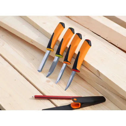 Couteau de charpentier avec aiguiseur intégré Fiskars Pro 4