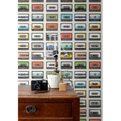 XXL behang vintage cassettes beige, zwart, rood, oranje, paars, blauw en groen 2