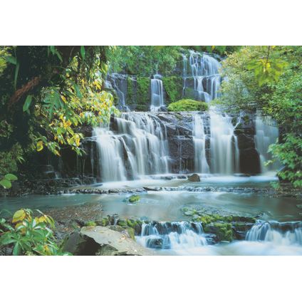 Komar fotobehang Pura Kaunui Falls groen - 368 x 254 cm - 610938