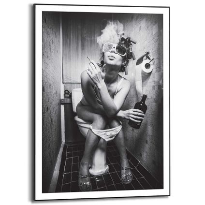 Schilderij Toiletzaken Toiletposter - Vrouw op toilet - Sigaret - Wodka - Slim Frame 50x70 cm MDF Zwart-Wit