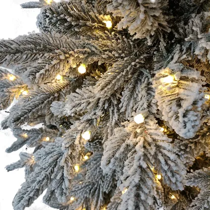 Wintervalley Trees - Kunstkerstboom George met LED verlichting - 240x148cm - Besneeuwd 3