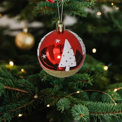 Gedecoreerde kunststof kerstballen - 6x st - 6cm - rood met kerstboom 3