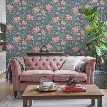 Vliesbehang Tapestry Floral Dark Seaspray | Donkerblauw met Roze| Bloemen | 10mx52cm
