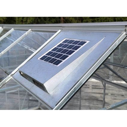 Ventilator op zonne Solarfan in de afmeting 55,5 x 87 cm gemaakt van verzinkt plaatstaal in de kleur aluminium geanodiseerd.