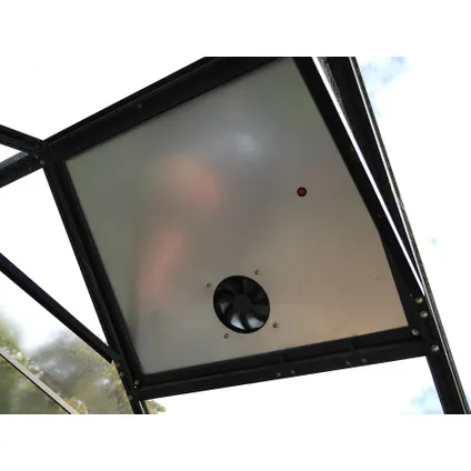 Ventilator op zonne Solarfan in de afmeting 55,5 x 87 cm gemaakt van verzinkt plaatstaal in de kleur aluminium geanodiseerd. 3
