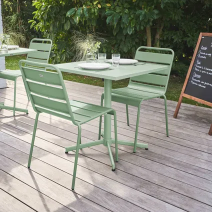 Oviala Set van een vierkante tuin tafel en 2 metalen stoelen in salie groen 3