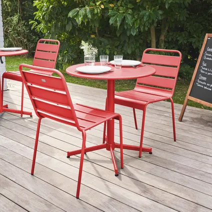 Oviala Palavas Set van een ronde tuin tafel en 2 rode metalen stoelen 3