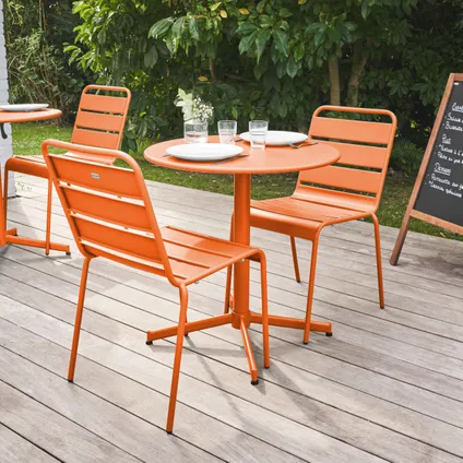 Oviala Palavas Set van een ronde tuin tafel en 2 metalen oranje stoelen 3