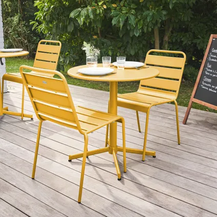 Oviala Palavas Set van een ronde tuin tafel en 2 gele metalen stoelen 3
