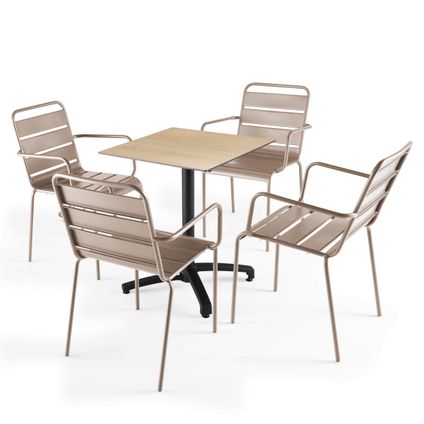 Oviala Een gelamineerde eikenhouten tafel en 4 taupekleurige fauteuils
