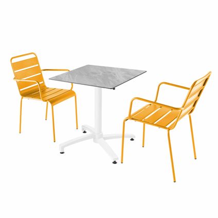 Oviala Een tuintafel met marmeren laminaat en 2 gele fauteuils