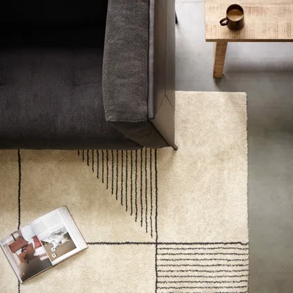 Oviala Rechthoekig tapijt met lineair patroon en beige korte pool, 200x290 cm 3