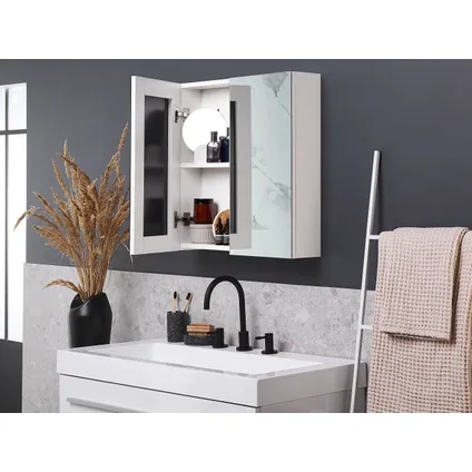 Beliani Badkamerkast Met Spiegel Navarra Wit, Zilver 14x60x60 Cm 2